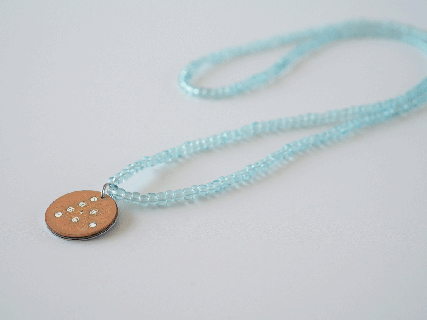 エレンホワイトネックレス